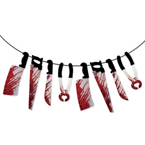 Detail der Halloween-Girlande mit blutigen Metzgermessern und Säge-Dekorationen