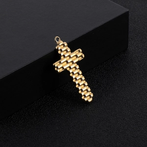 Pendentif croix en acier inoxydable doré avec texture maillée sur fond noir élégant