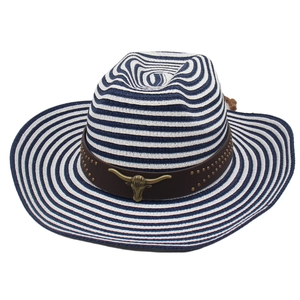 Gros plan du chapeau de paille rayé bleu et blanc avec boucle tête de taureau et clous