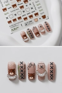 Nahaufnahme von 5D geprägten Bären-Nagelstickern mit süßen braunen Motiven und Textur