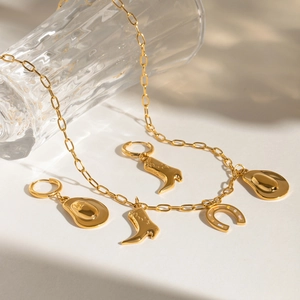 Parure de bijoux dorés style cowboy avec pendentifs bottes et chapeaux de western