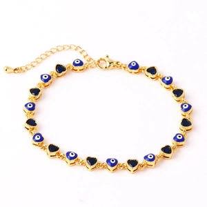Detail van gouden armband met blauwe boze oog hartjes en een karabijnsluiting
