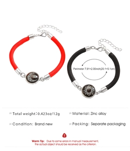Detailansicht der gewebten Paar-Armbänder mit Sonne-Mond-Anhängern und Karabinerverschluss