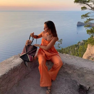 Ensemble de vacances orange deux pièces pour femme avec haut à bretelles et pantalon