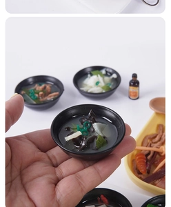 Porte-clés de soupe miso japonaise miniature tenu à la main pour montrer les détails réels