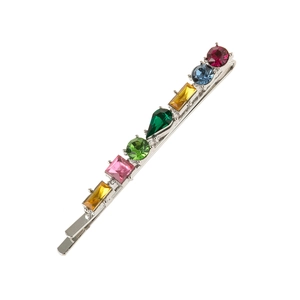 Détail d'une barrette argentée ornée de strass colorés de formes variées en alliage
