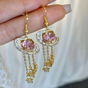 Boucles d'oreilles planète en zircon rose avec pampilles d'étoiles et crochets dorés