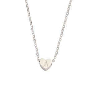 Détail du pendentif coeur en argent avec lettre A gravée sur une chaîne à maillons fins