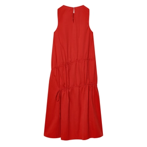Robe midi rouge sans manches élégante avec détail de cordon de serrage sur fond blanc