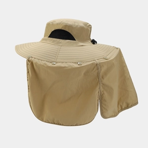 Dettaglio cappello sole kaki con tesa larga, protezione nuca e prese d'aria per trekking