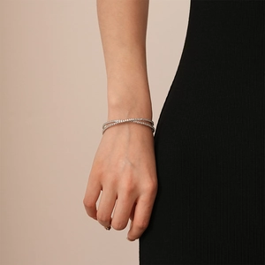 Gros plan sur le bracelet jonc croisé en argent avec zircons étincelants sertis pavé