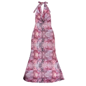 Détail de la robe licou avec imprimé marbré rose et violet pour look de vacances