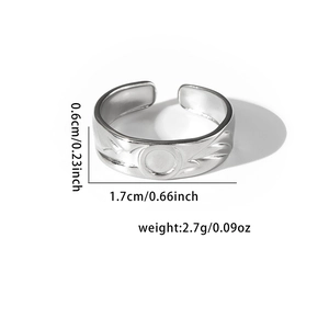 Detail of silver snake-pattern ring with dimensions showing 0.6cm width and 1.7cm diameter