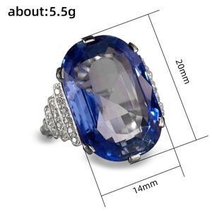 Anello di fidanzamento con zaffiro blu taglio ovale e fascia in pavé di diamanti su bianco