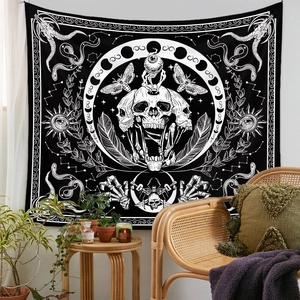 Gotischer Totenkopf Wandteppich mit Mondphasen in gemütlicher Raumdekoration