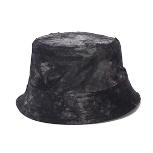 Dettaglio cappello alla pescatora tie-dye con sfumatura grigia e tesa con cuciture rinforzate