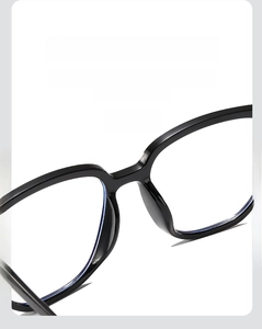 Gros plan des plaquettes de nez intégrées sur lunettes noires anti-lumière bleue