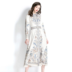 Vintage Langarm-Maxikleid mit Reverskragen und Gürtel in Weiß mit Blumendruck