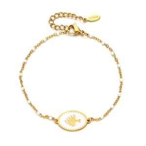 Dettaglio del ciondolo albero della vita dorato e perline bianche su bracciale in acciaio