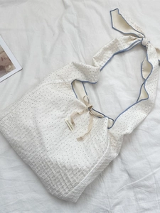 Sac à bandoulière blanc à pois en toile texturée avec bandoulière à nœud réglable