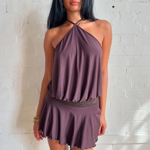 Robe courte dos nu violette avec dentelle et jupe plissée élégante pour femme