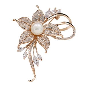 Spilla a fiore in oro rosa con cristalli scintillanti e perla bianca su sfondo bianco puro