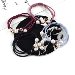 Lot de 4 élastiques à cheveux 3-en-1 avec perles en quatre couleurs sur marbre