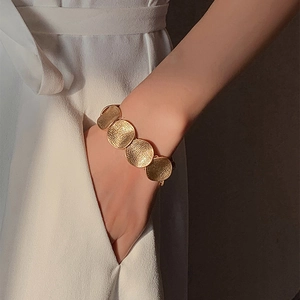 Bracciale In Metallo Minimalista Con Dischi Geometrici Tondi E Consistenza Martellata Elegante Design Giuntato Per Donne