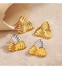 Détail de boucles d'oreilles triangulaires géométriques en or et argent avec effet nacre