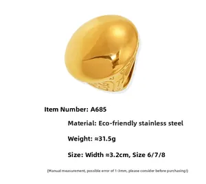Dettaglio di un anello largo in acciaio dorato con texture romana e peso di 31,5g