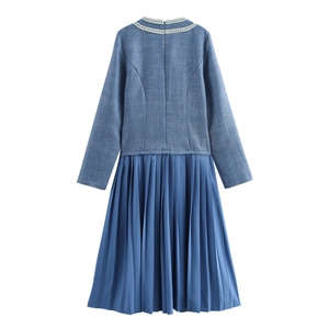 Elegantes blaues Tweed-Faltenkleid mit Perlenkragen und langen Ärmeln in der Rückansicht