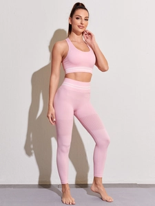 Détail de l'ensemble de yoga sans couture rose pâle avec leggings taille haute et brassière