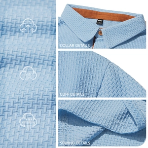 Détails du polo en maille gaufrée bleu clair montrant le col, les poignets et les coutures