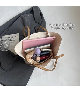 Vista interna della grande borsa tote beige con capienza per tablet e oggetti personali