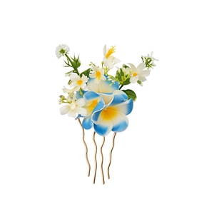 Élégante épingle à cheveux en tissu avec fleurs de frangipanier et griffes dorées.