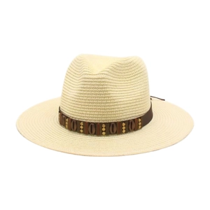 Détail d'un chapeau de paille avec ruban marron, perles en bois et clous en métal