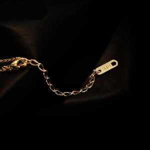 Collier élégant en acier titane plaqué or 18 carats avec détail de poinçon certifié K18
