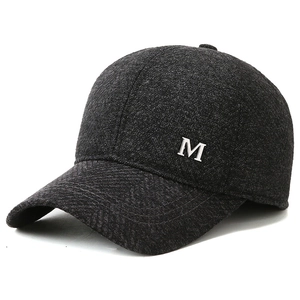 Casquette de baseball grise en laine d'hiver avec logo M argenté et protection des oreilles