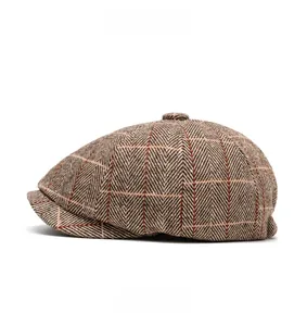 Vue latérale de la casquette gavroche marron à chevrons avec des carreaux orange fins
