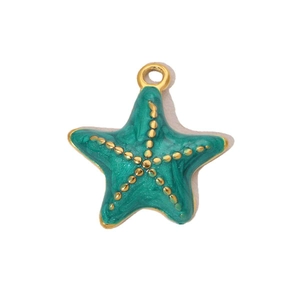 Détail macro d'un pendentif étoile de mer en émail turquoise avec des accents dorés