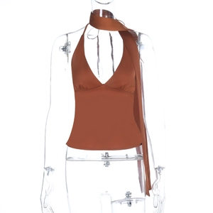 Détail d'un haut licou en satin marron avec de longs rubans et un dos ouvert ajouré