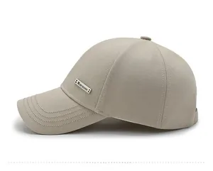 Détail d'une casquette de baseball kaki avec logo métallique Narason sur le côté