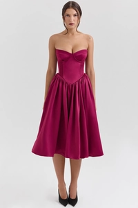 Vista frontale dell'abito midi a corsetto magenta con finitura satinata e gonna a pieghe