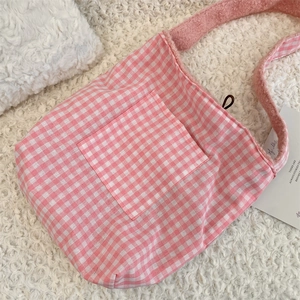 Detalle del bolso tote a cuadros rosas y blancos con ribete de forro polar suave