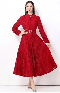 Détail d'une robe en dentelle rouge avec manches lanternes et ceinture à la taille