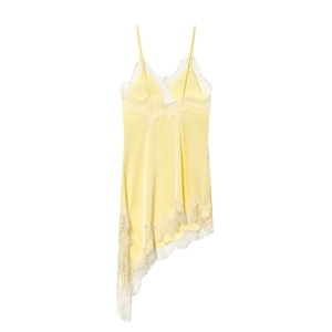 Détail de la robe en satin jaune avec bordure en dentelle blanche et fines bretelles