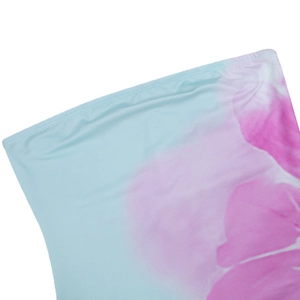 Gedetailleerde close-up van de naden en stiksels van de lichtblauwe tie-dye stof