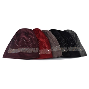 Détail de bonnets en tricot chenille avec motifs en strass en cinq couleurs d'hiver