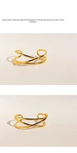 Dettaglio del bracciale a polsino dorato con linee incrociate e finitura lucida