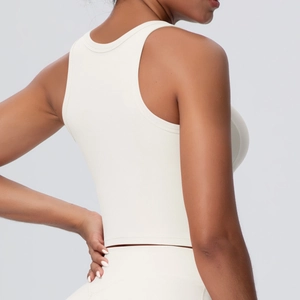 Nahaufnahme der cremeweißen Yoga-Weste mit Racerback-Design und atmungsaktivem Stoff